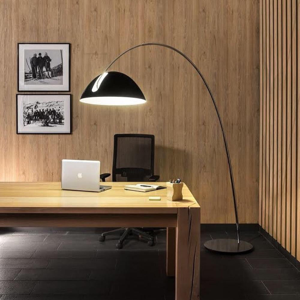 Ajaccio – Lampadaire de pêche design en métal et marbre avec abat-jour orienté