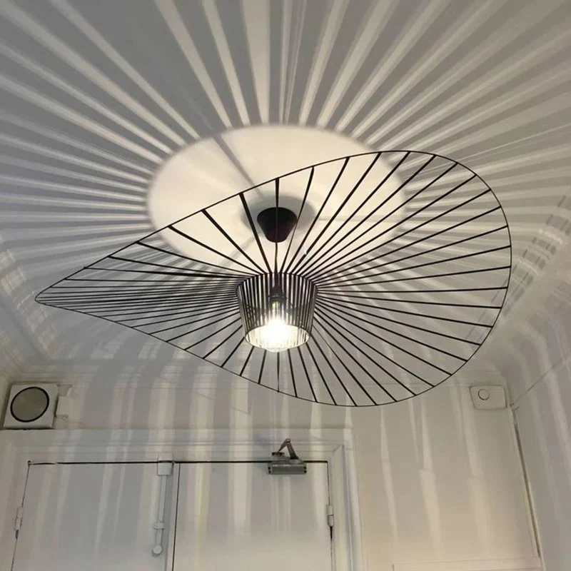 Sicile – Lampe suspendue scandinave en métal noir et abat-jour en paille tressée