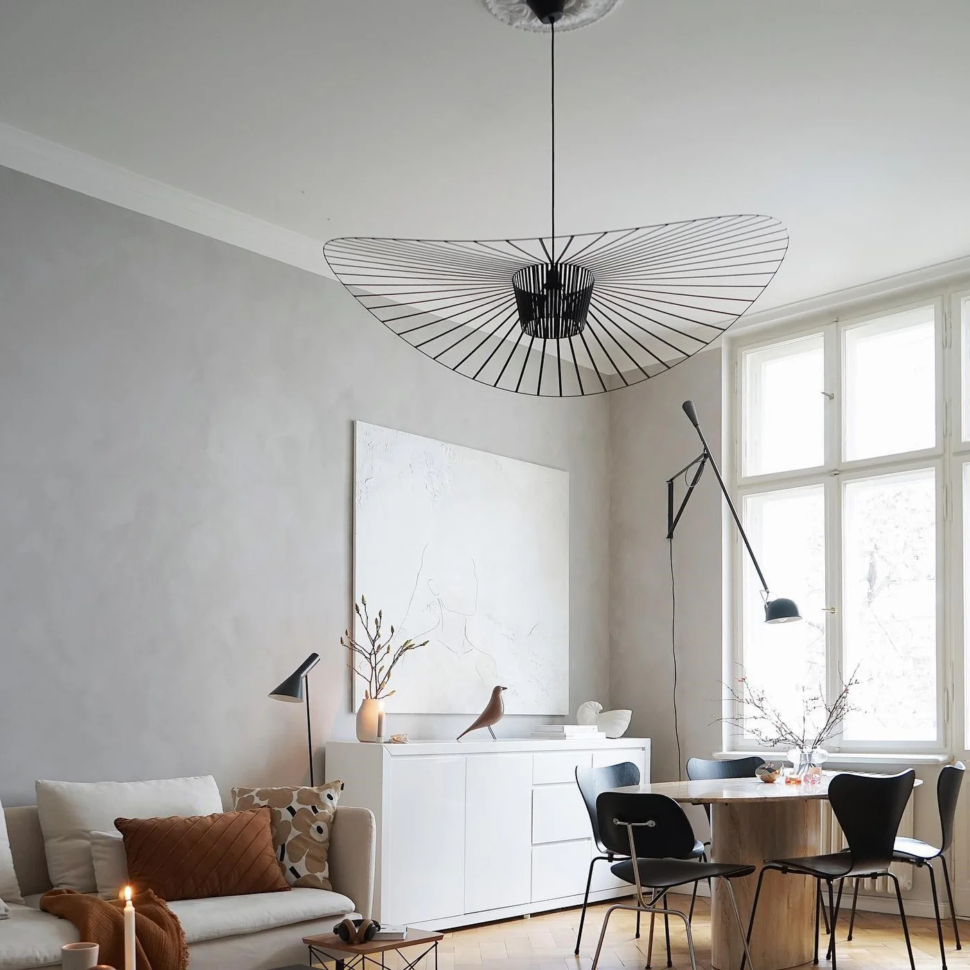 Sicile – Lampe suspendue scandinave en métal noir et abat-jour en paille tressée